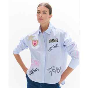 Camicia in popeline con dettagli e applicazioni.