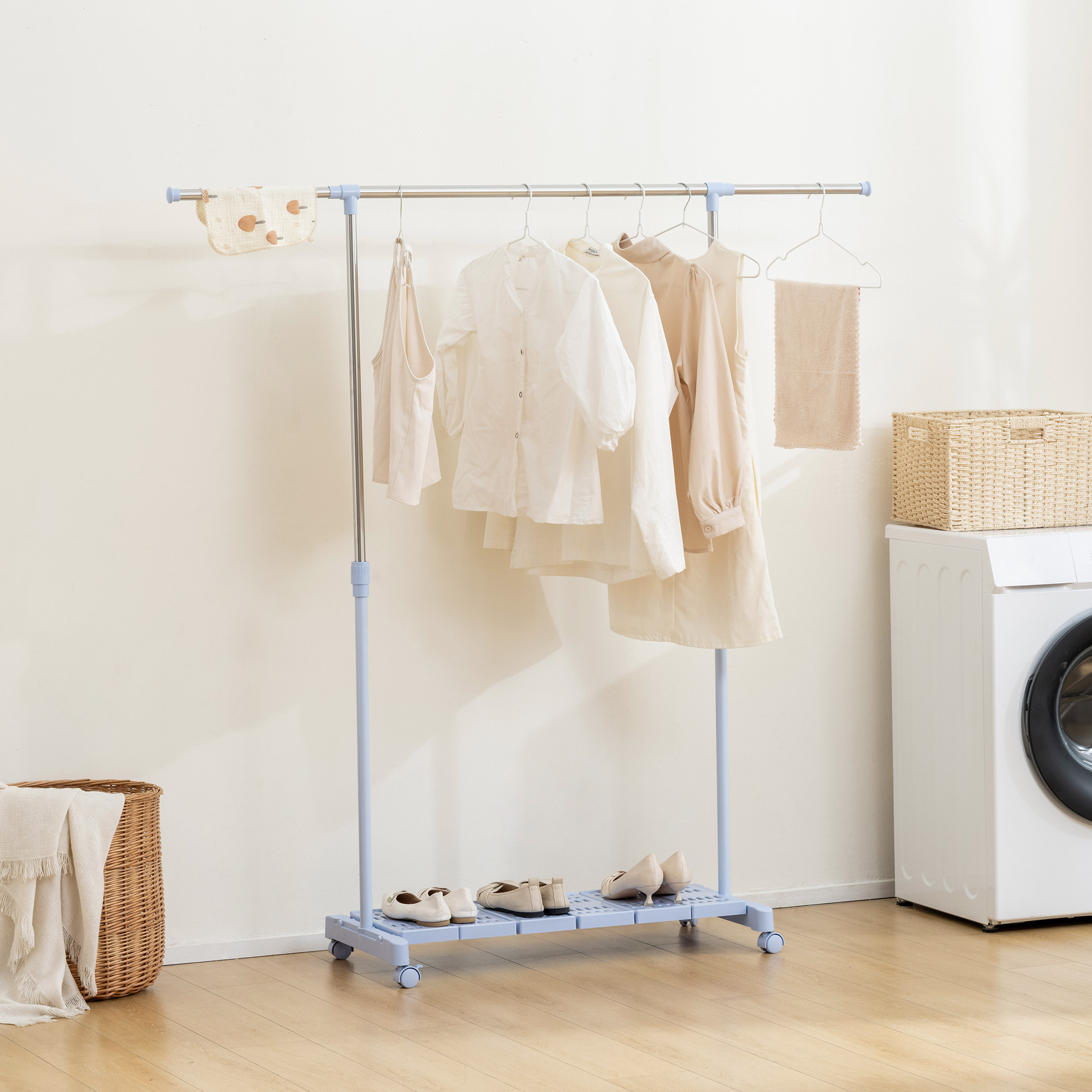 Tendedero Extensible con Ruedas, Tendedero de Ropa con Barra de Acero Inoxidable y Estante para Zapatos, Altura Ajustable, para Interior, Azul y Plata