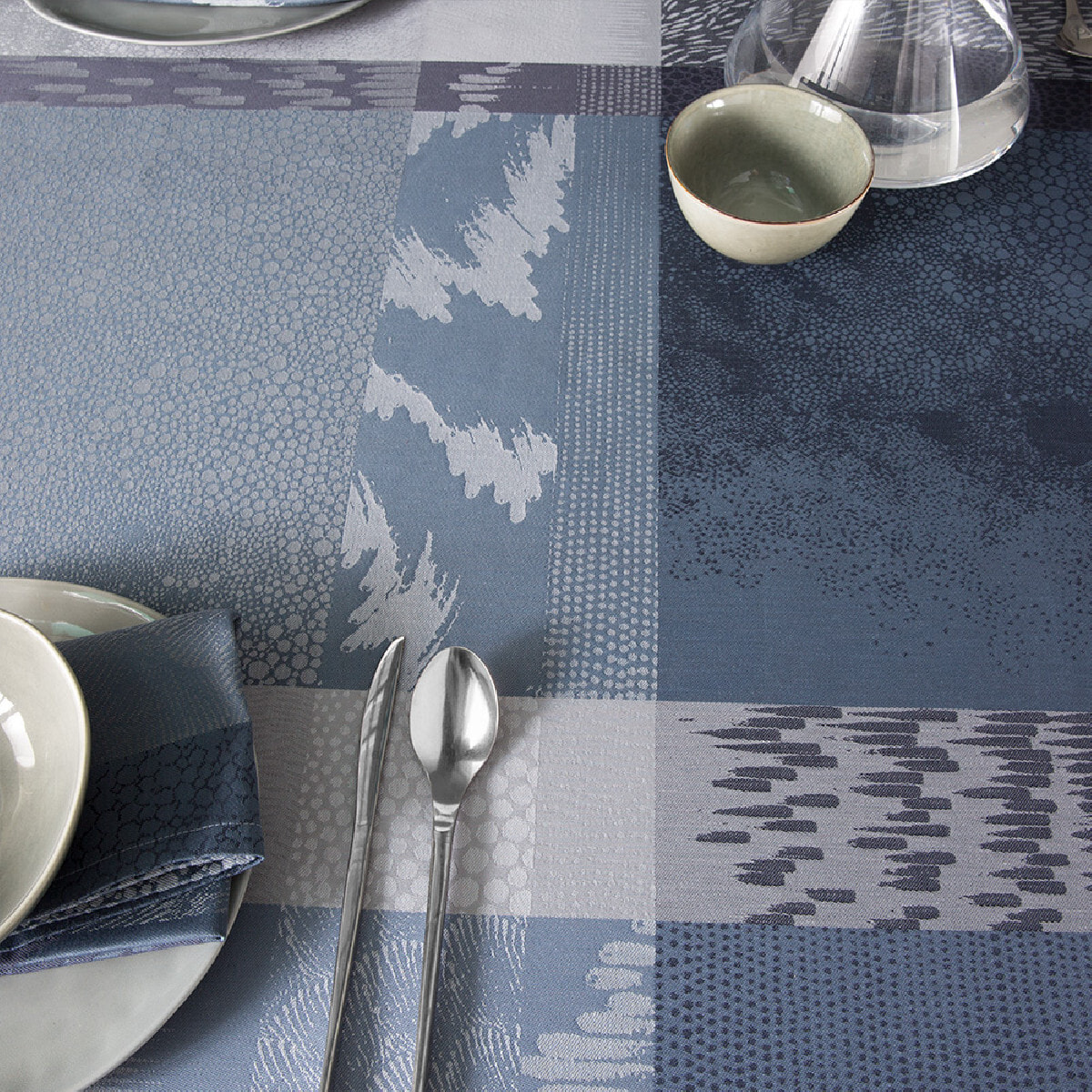 Nappe pur coton motif jacquard bleu gris Mille matieres orage