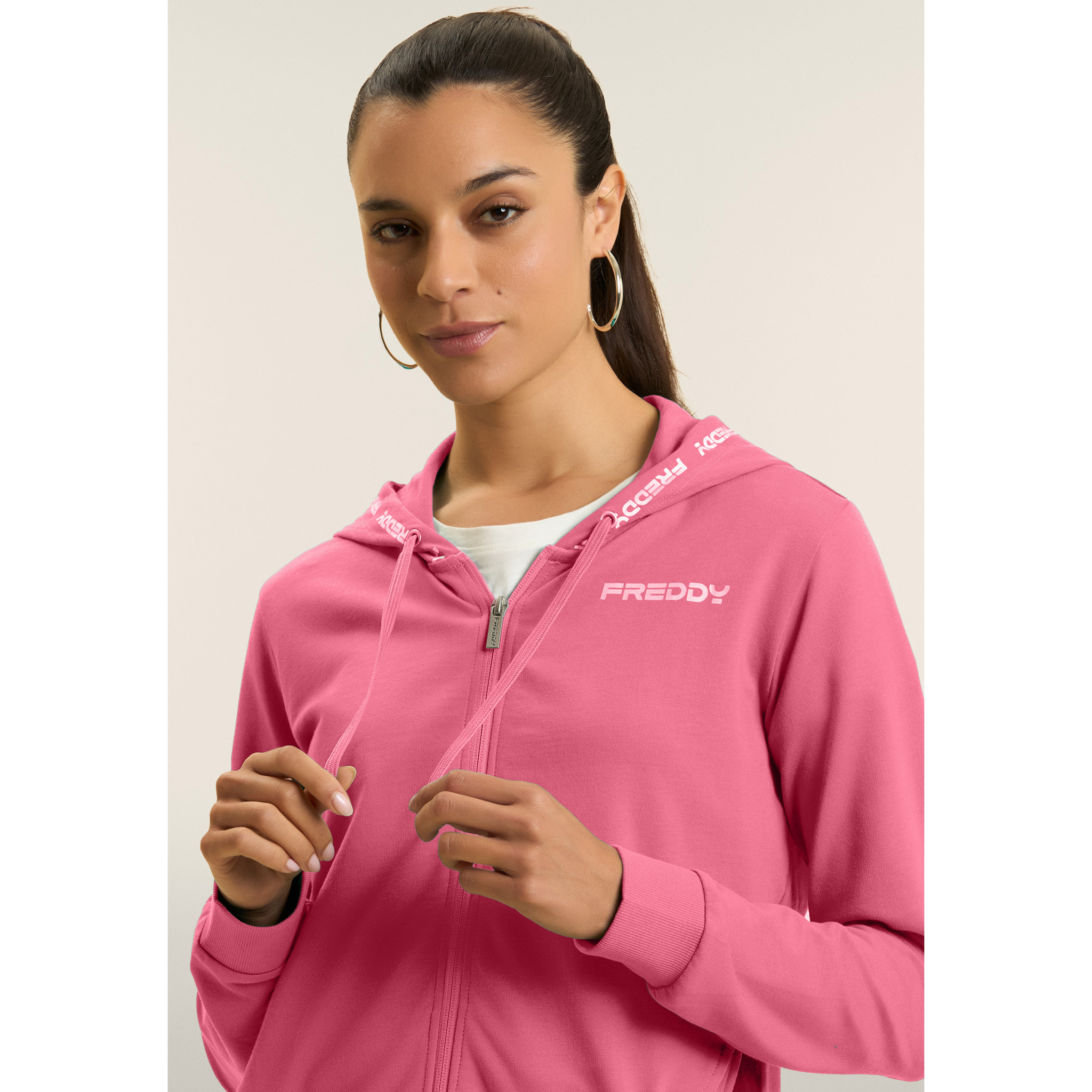 Tuta con zip e cappuccio, inserti a contrasto e dettagli logo