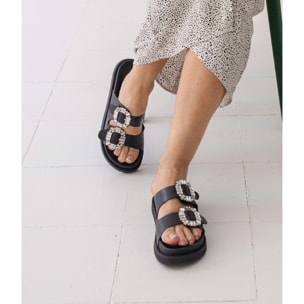 Sandalias negras con hebillas brillantes