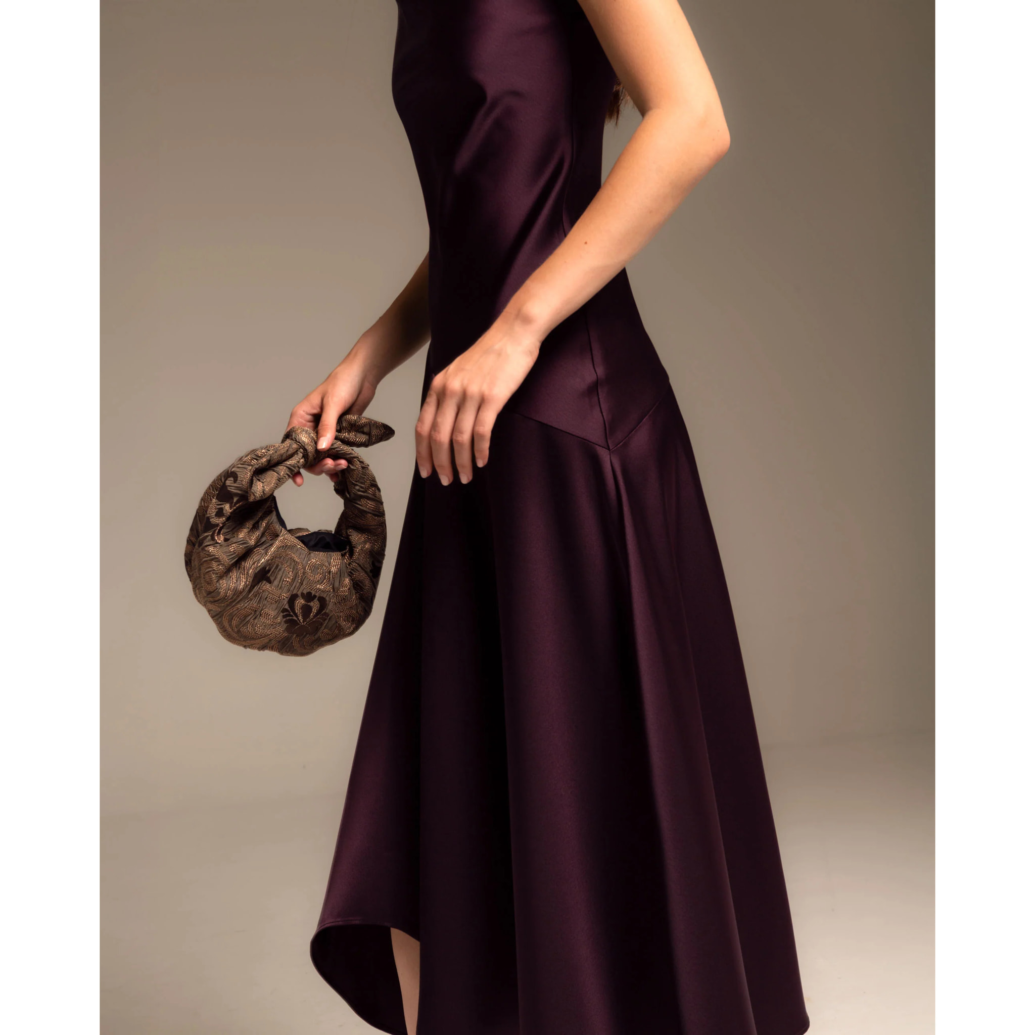 Vestido midi con escote asimétrico color ciruela