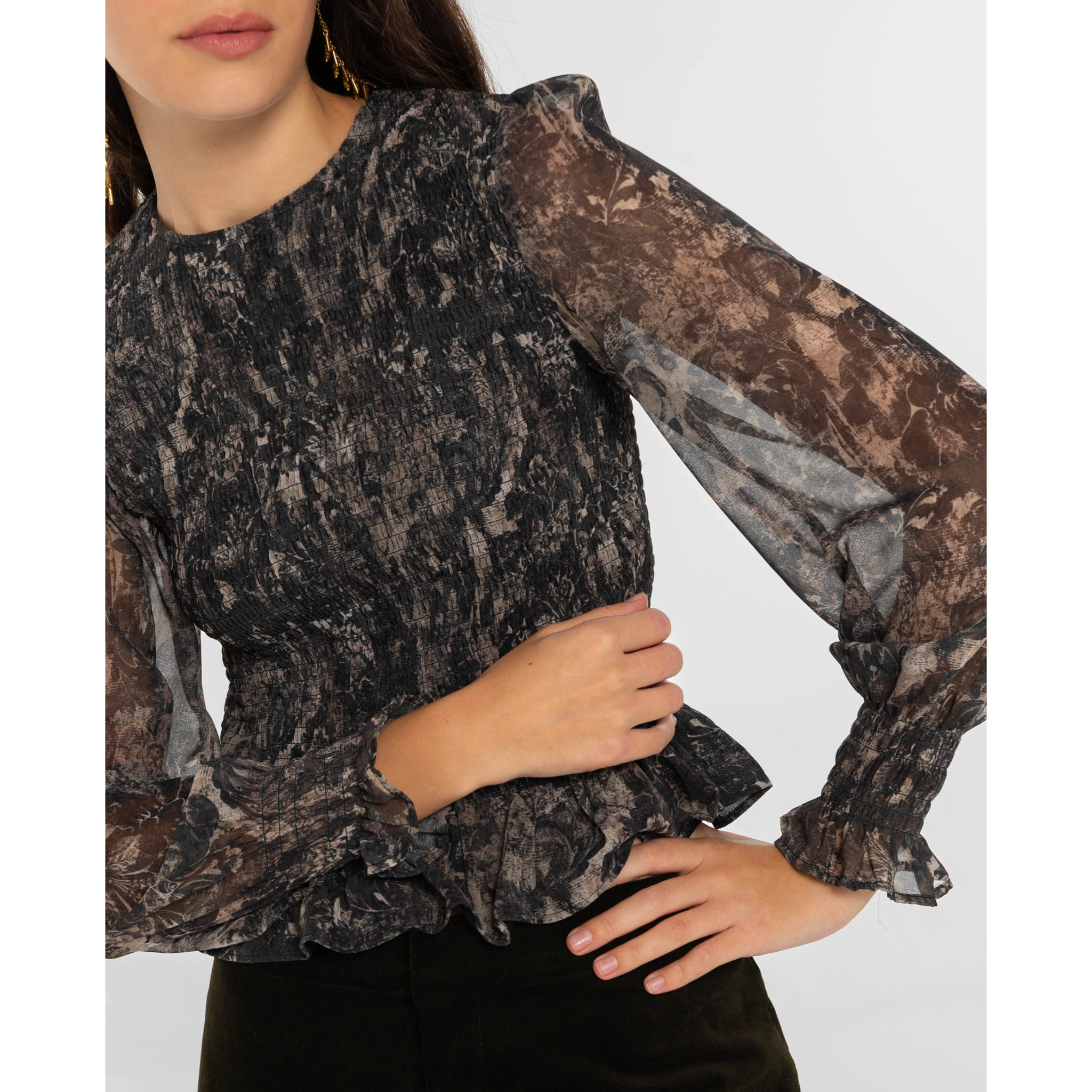 Blusa de mujer de gasa.