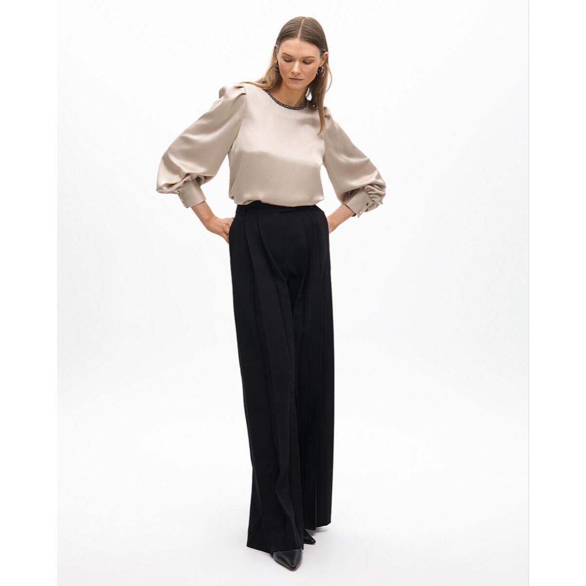 Blusa con dettaglio gioiello sul collo