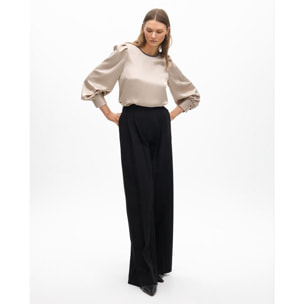 Blusa con dettaglio gioiello sul collo