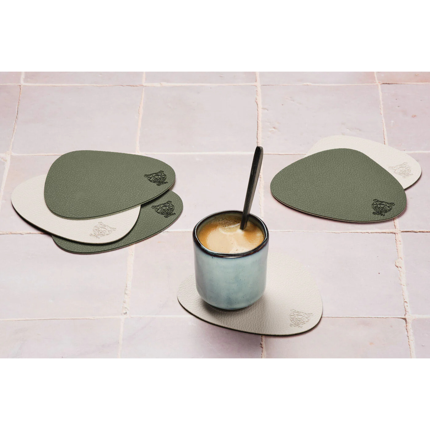 Sous-verre curve réversible - 6 pièces - Cuir recyclé blanc crème et vert de gris