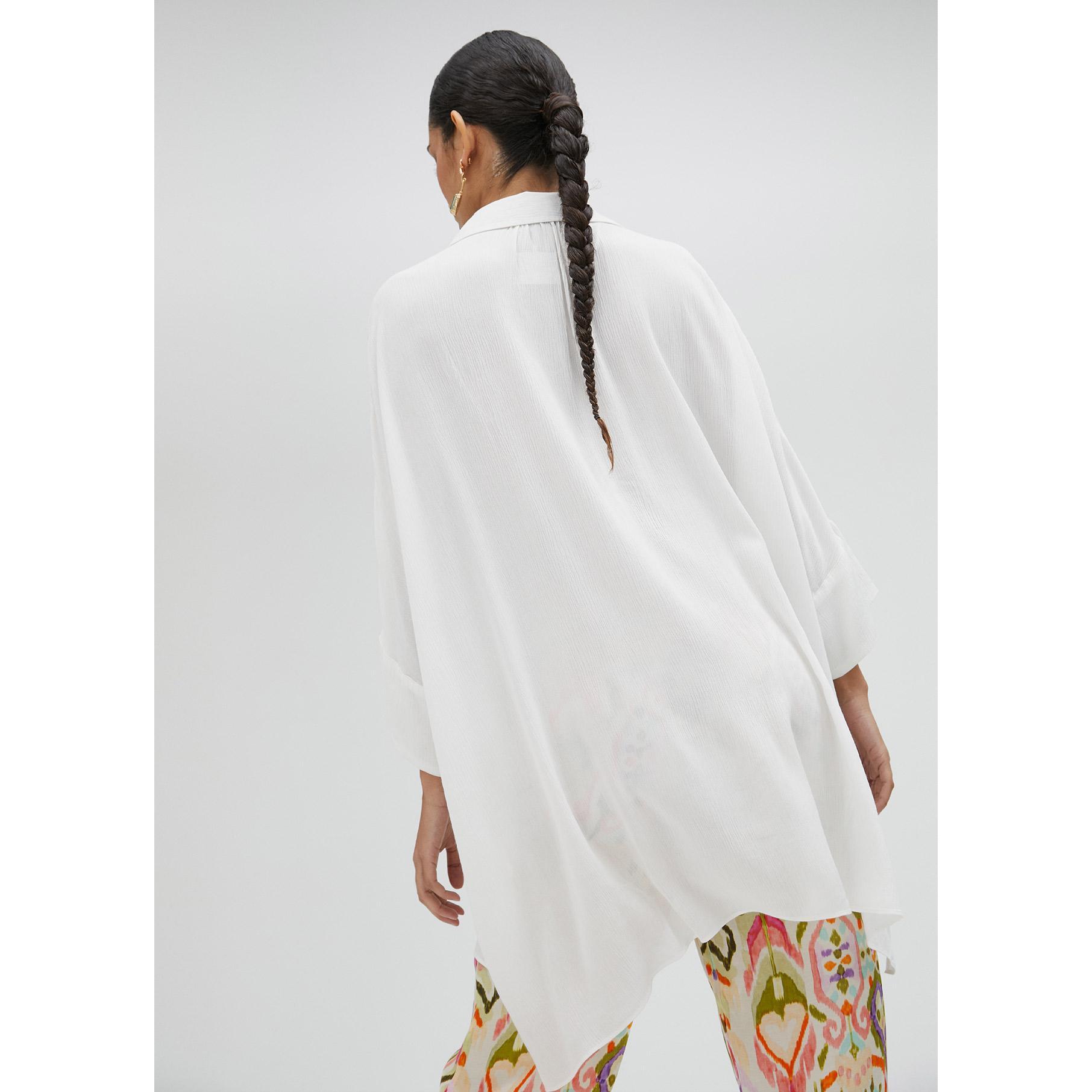 Camicia corta con maniche ricamate sul petto