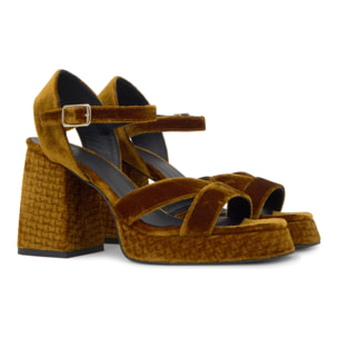 Sandalia de tacón Vero en terciopelo con cierre de hebilla