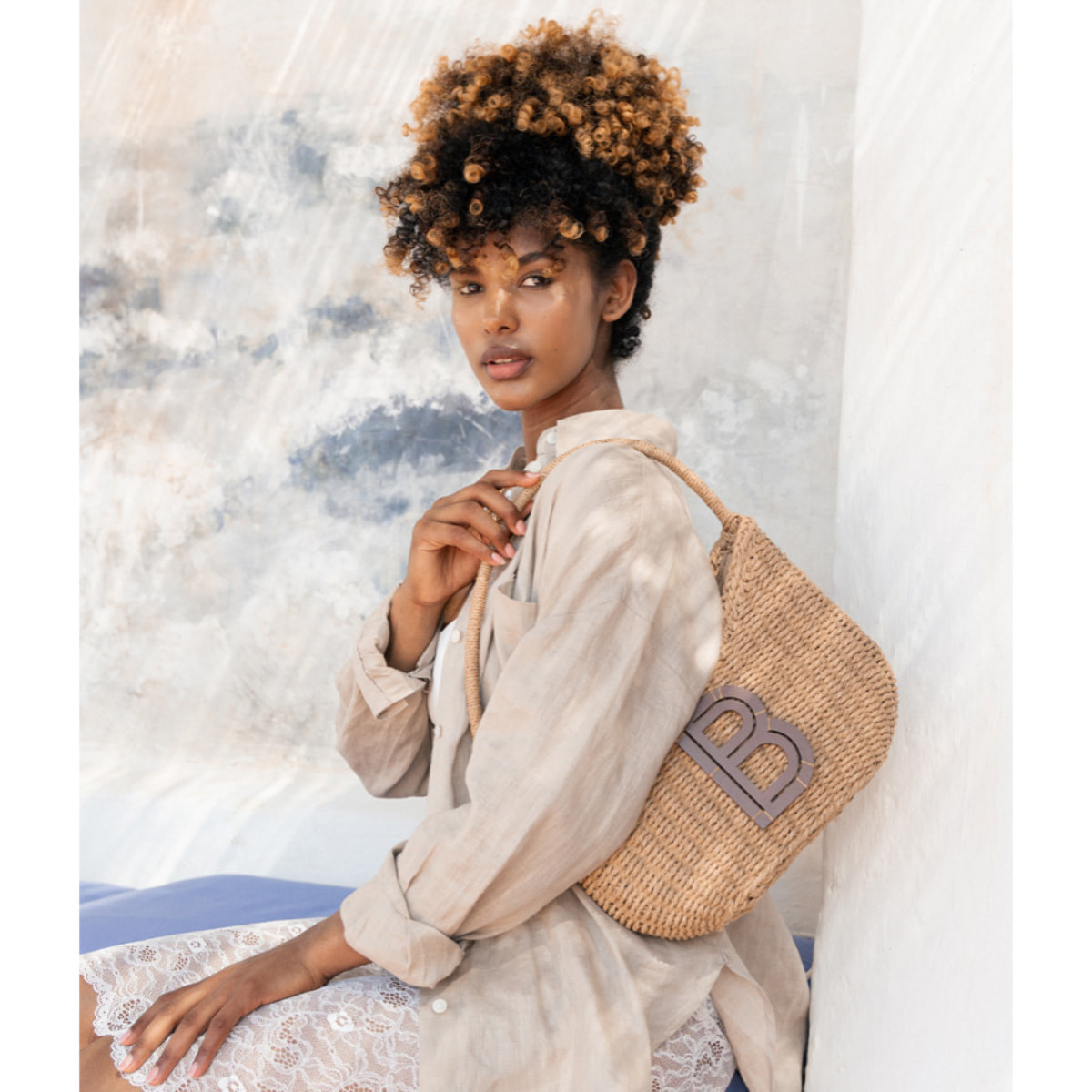 Bolso de hombro tostado en rafia
