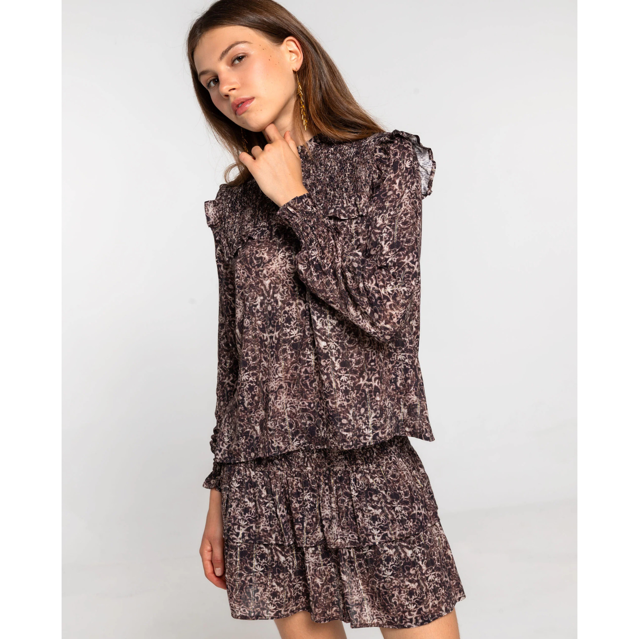 Blusa estampada con volantes y nido de abeja