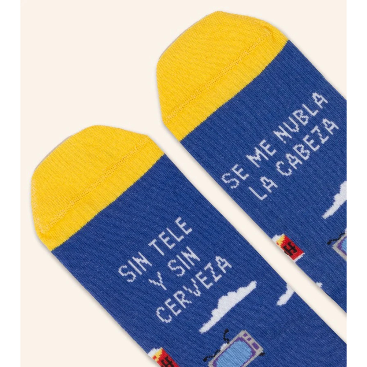 Calcetines "Sin tele y sin cerveza se me nubla la cabeza"