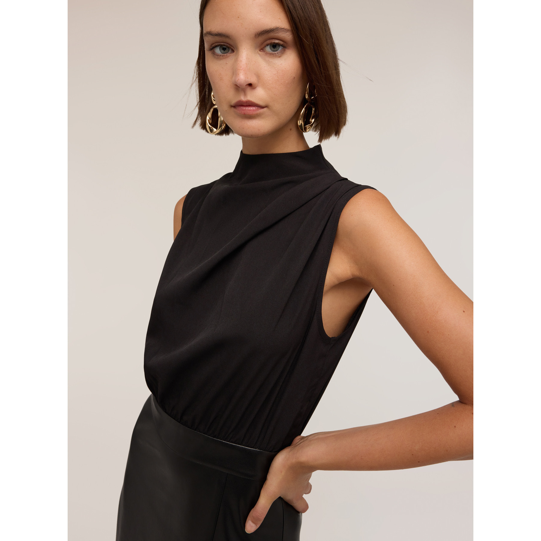 Motivi - Vestido tubo bimatérico con drapeado y abertura - Negro