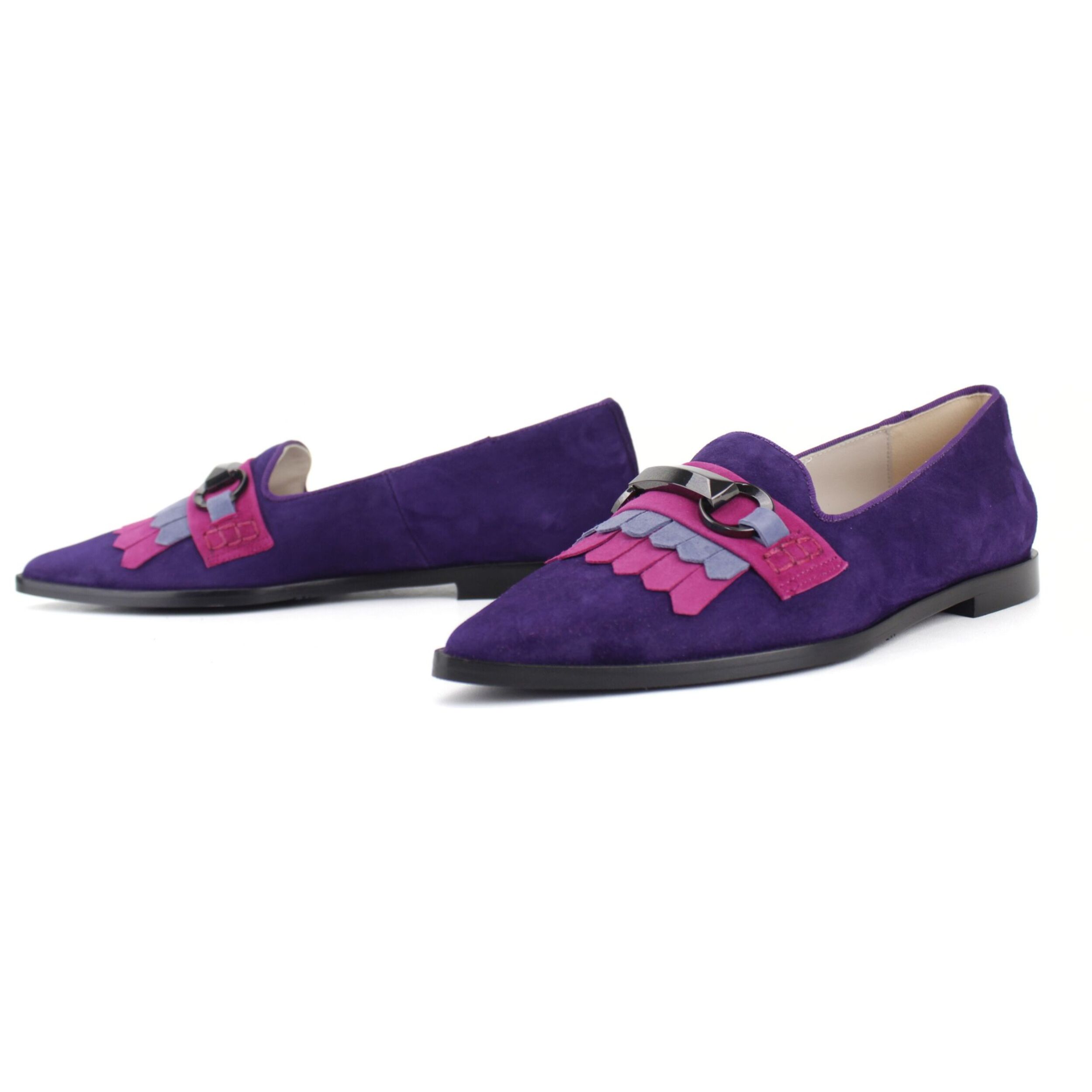 Mocasín de ante color violeta con adorno en la parte delantera