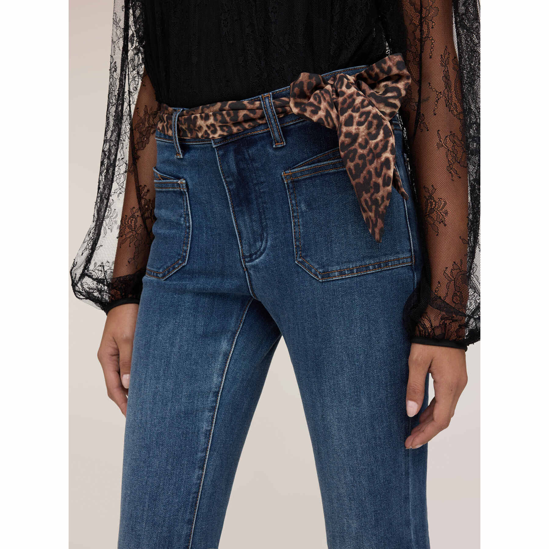 Motivi - Jeans flare vita alta con cintura leopardata - Blu