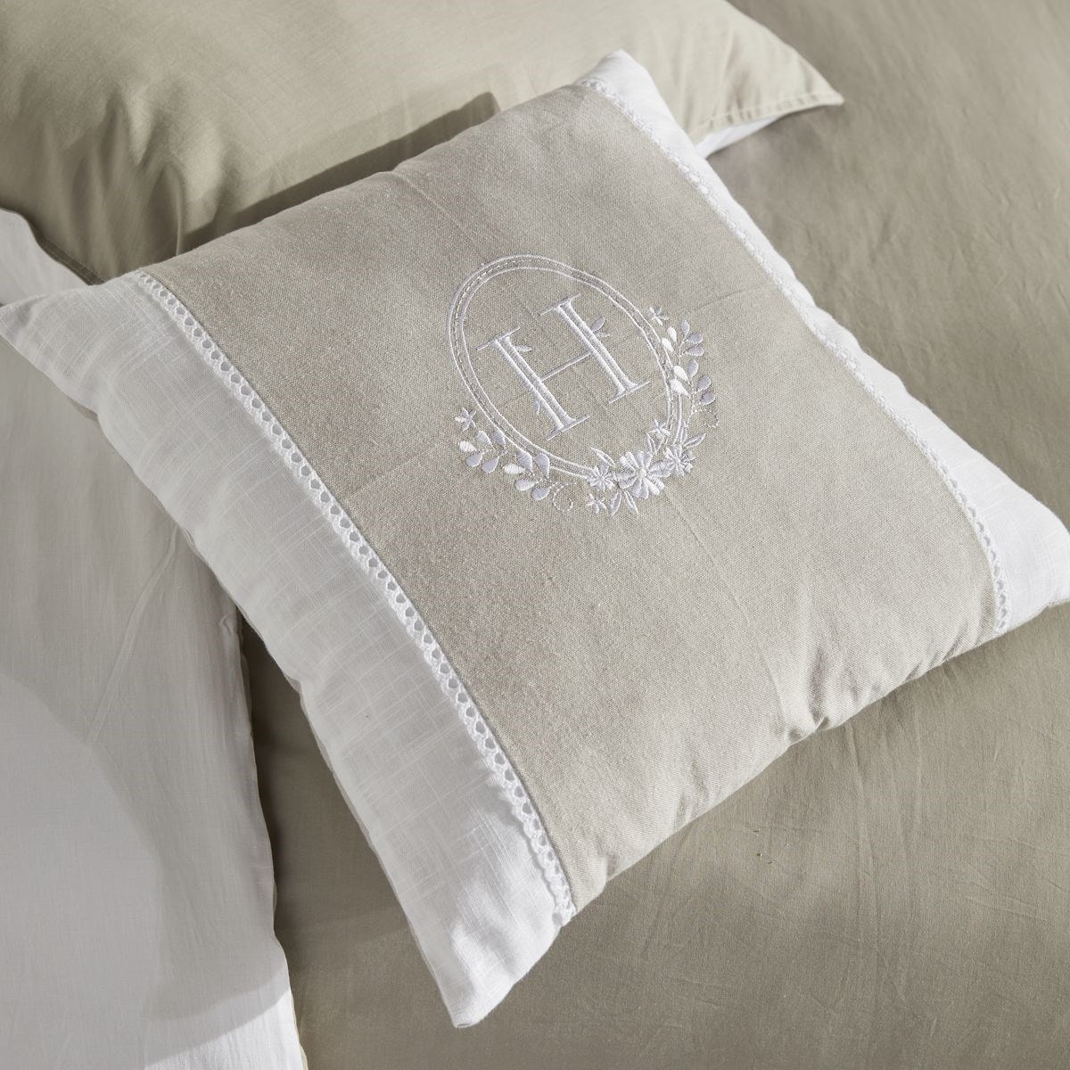 coussin déhoussable brodéet dentelle coton uni CHARME beige