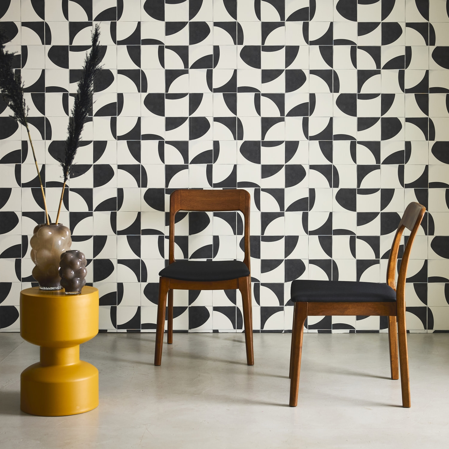 Chaise vintage en bois d'hévéa teinte noyer et tissu noir. L 48 x P 58 x H 81.5cm (Lot de 2)