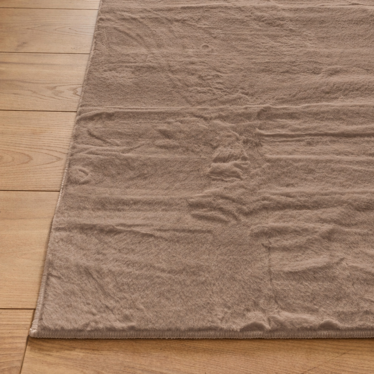NUBE - Tapis doux et moelleux à poils courts taupe