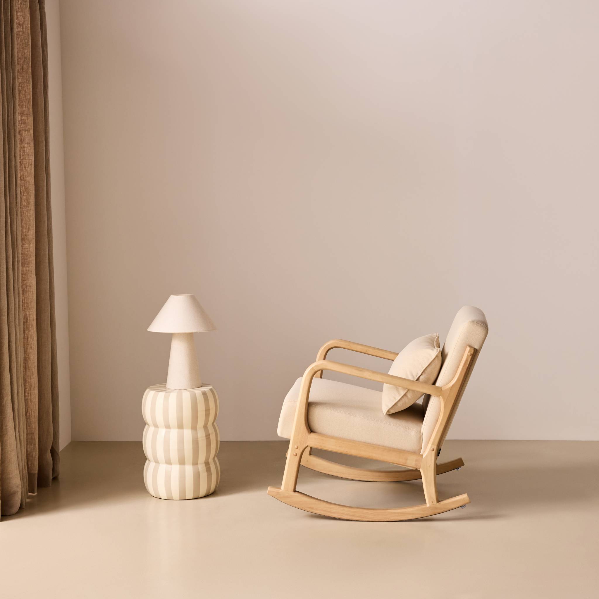 Rocking chair scandinave bois d'hévéa et tissu LORENS