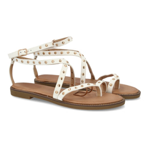 Sandalia plana con tiras y tachuelas para mujer.