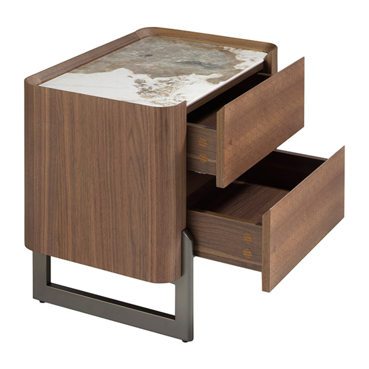 Mesita de noche de madera chapada en nogal natural y patas de acero inoxidable oscuro metalizado tapa de mármol porcelánico blanco con vetas en tonalidades grises y marrones en brillo 60x40x52cm