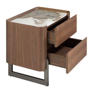 Mesita de noche de madera chapada en nogal natural y patas de acero inoxidable oscuro metalizado tapa de mármol porcelánico blanco con vetas en tonalidades grises y marrones en brillo 60x40x52cm