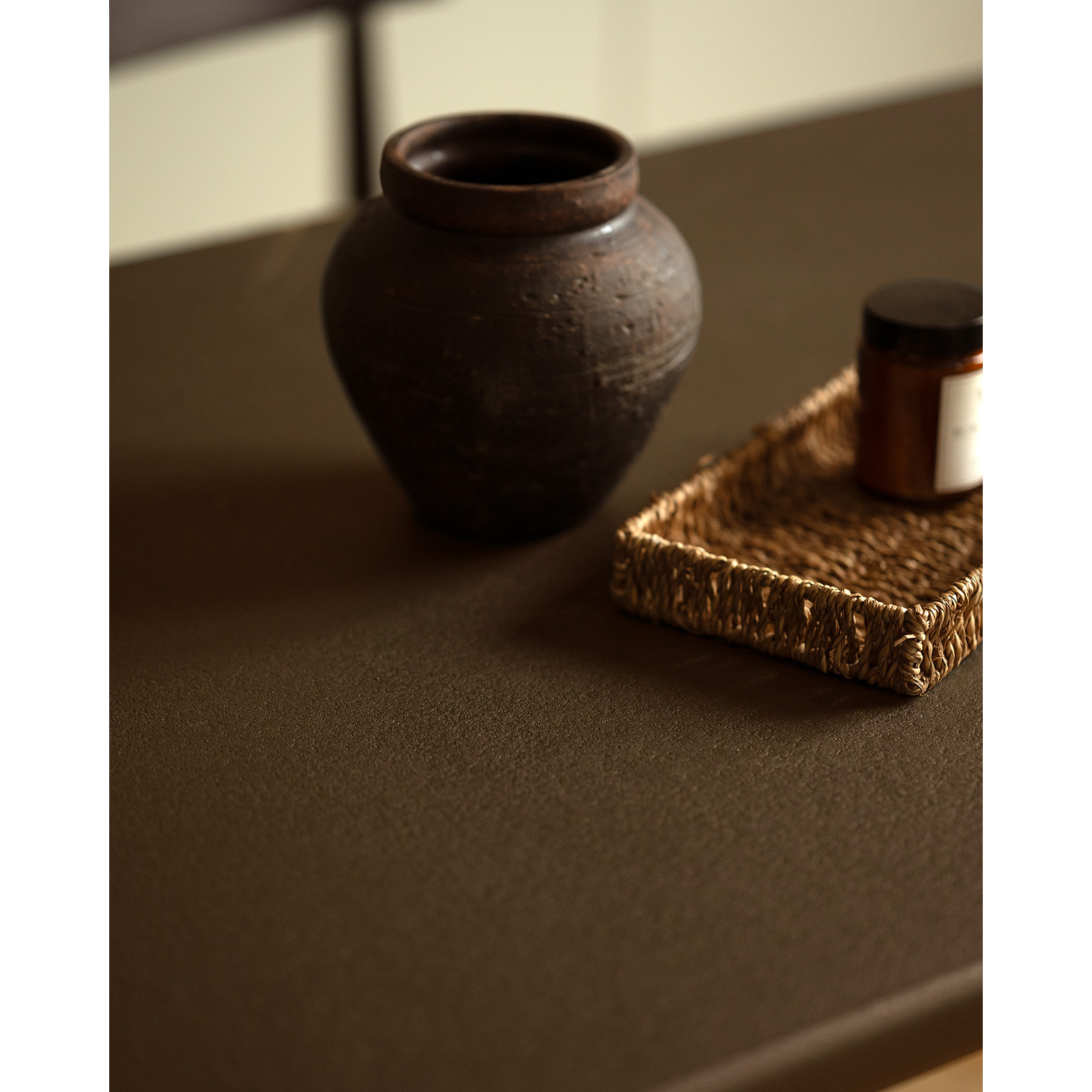 Table de salle à manger ovale en microciment ton marron en différentes tailles