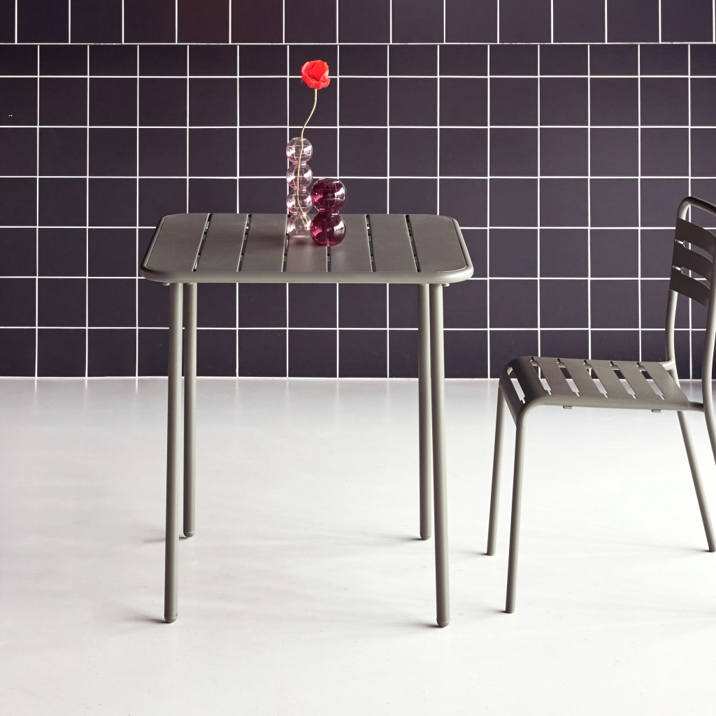 Table de jardin métal 2 places. kaki. Amelia. 70x70cm. traitement antirouille. lattes et bords arrondis