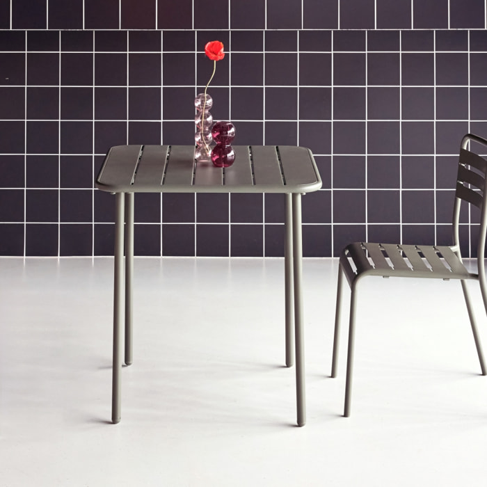 Table de jardin métal 2 places. kaki. Amelia. 70x70cm. traitement antirouille. lattes et bords arrondis