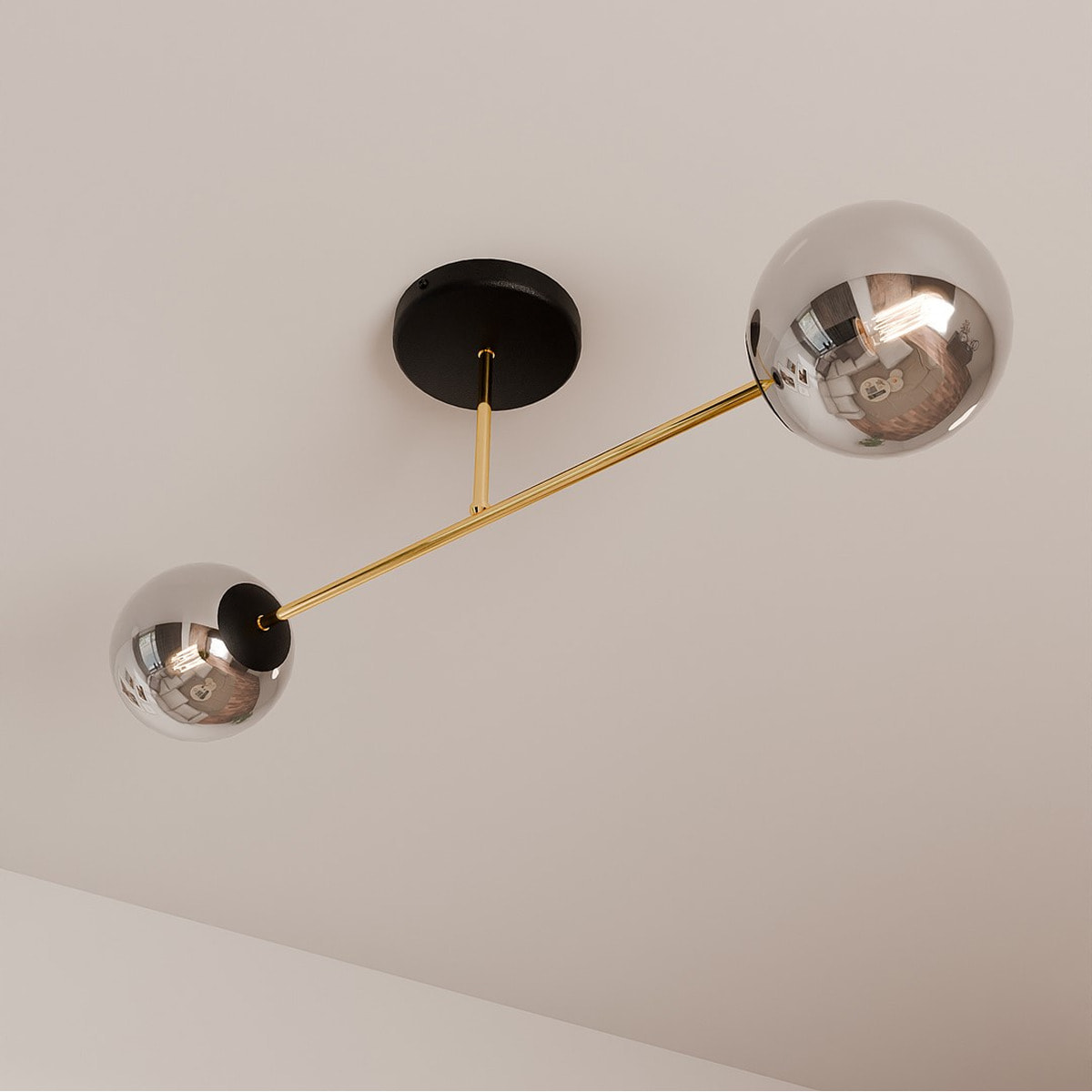 Lampada a sospensione Magnum con struttura in oro e nero e vetri fumé
