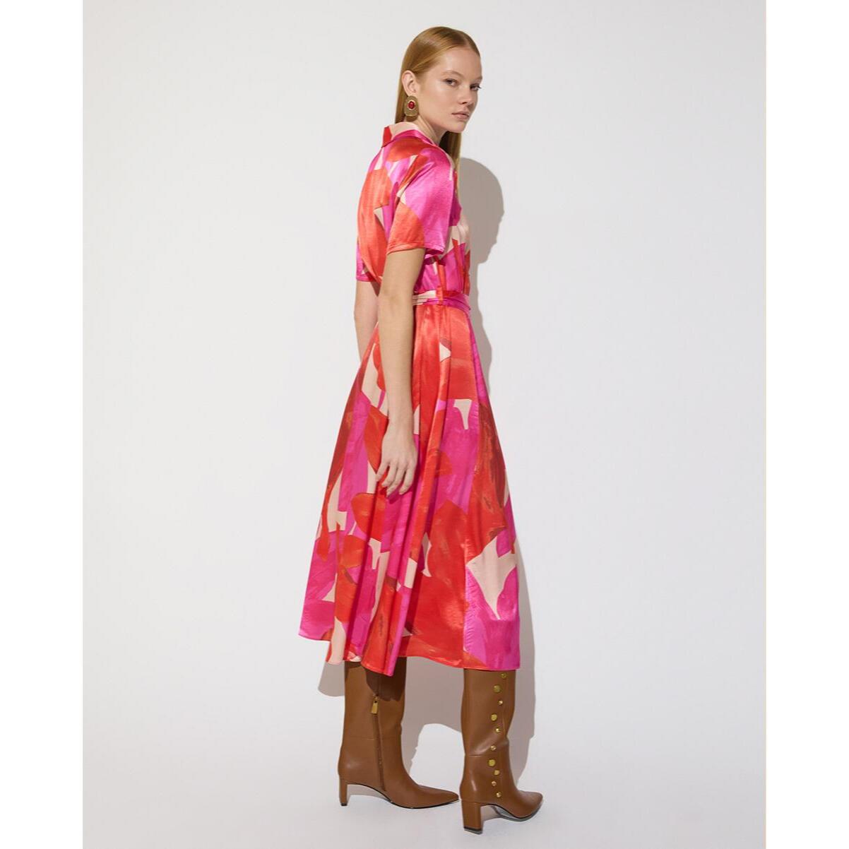 Abito con grandi fiori rossi e collane