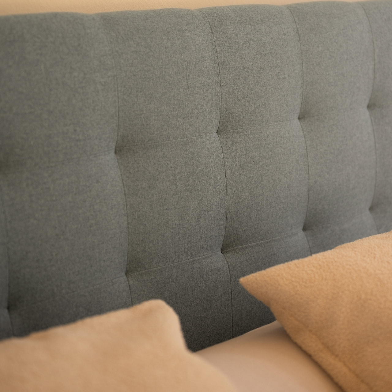 Cabecero tapizado de poliester con pliegues en color azul de varias medidas