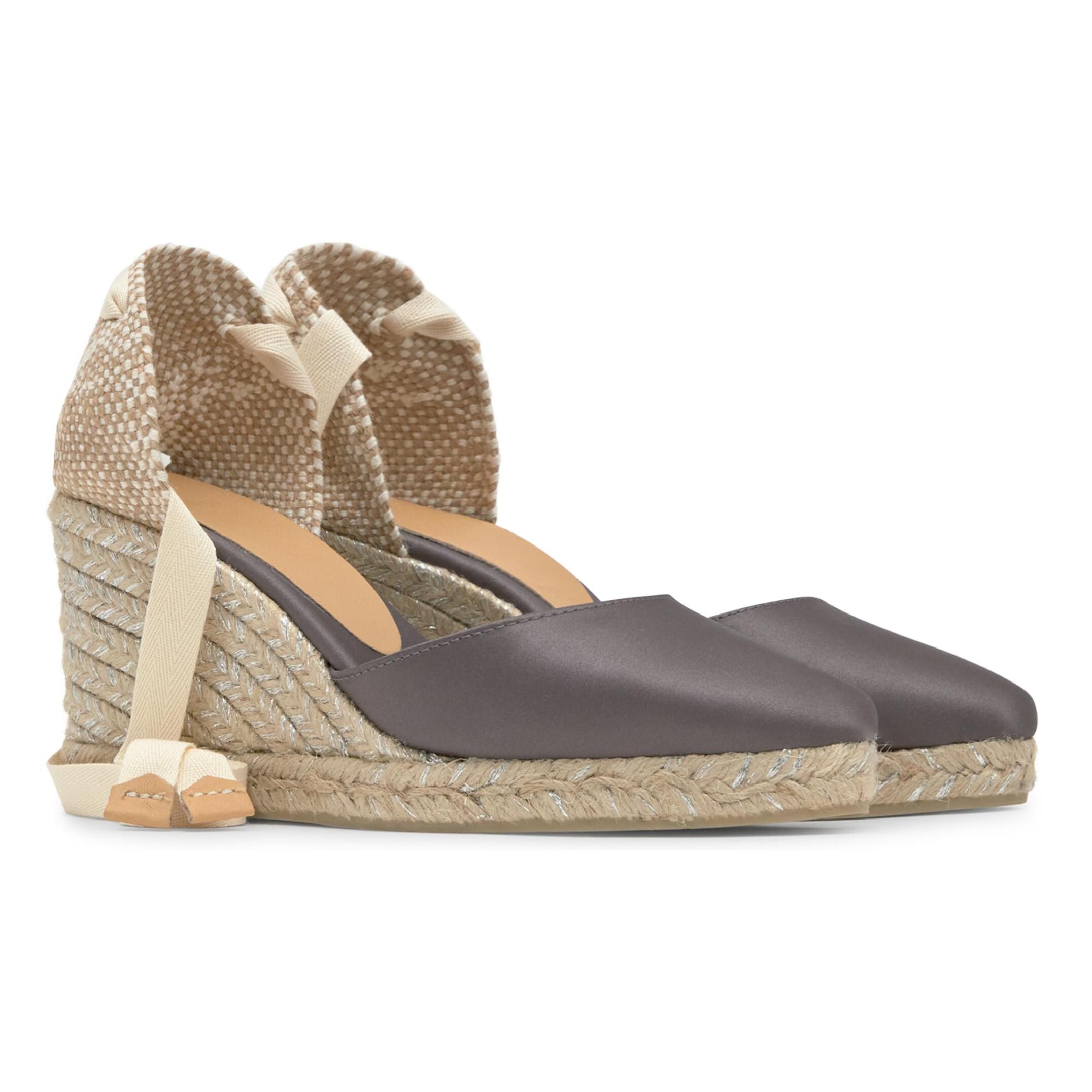Alpargata de cuña Joyce en raso con punta afilada y cierre de cintas