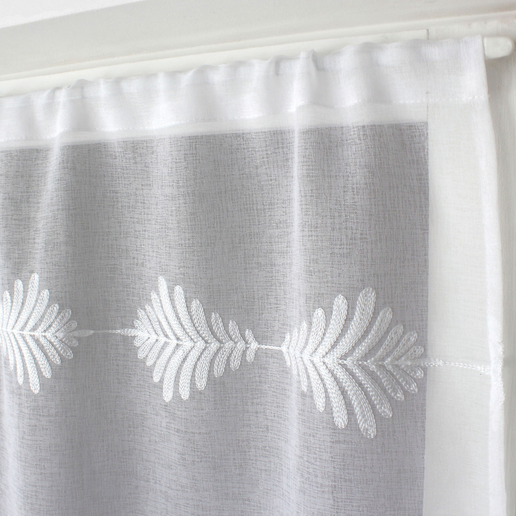 Paire de petits vitrages brodés feuillage - Blanc