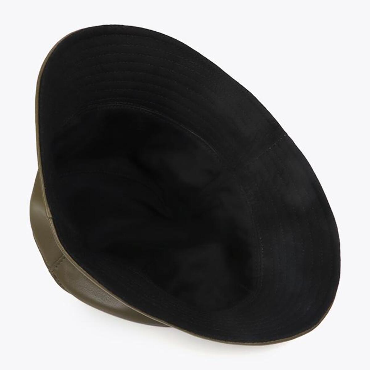 Cappello da pescatore con un moderno effetto pelle