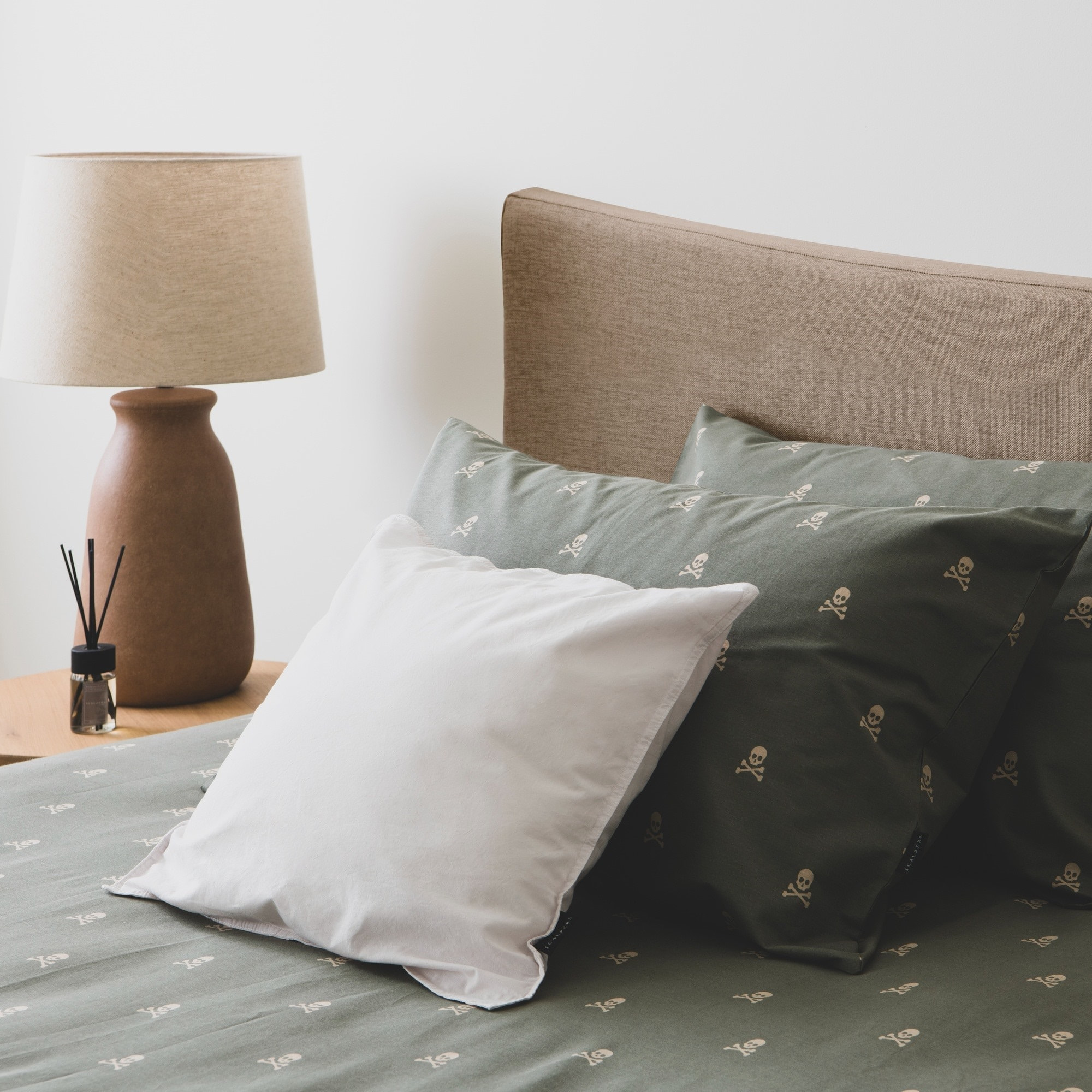 Set cama (funda nórdica 250x230cm + 2 fundas almohada 50x85cm) 100% algodón 144tc beige & khakhi calaveras scalpers home