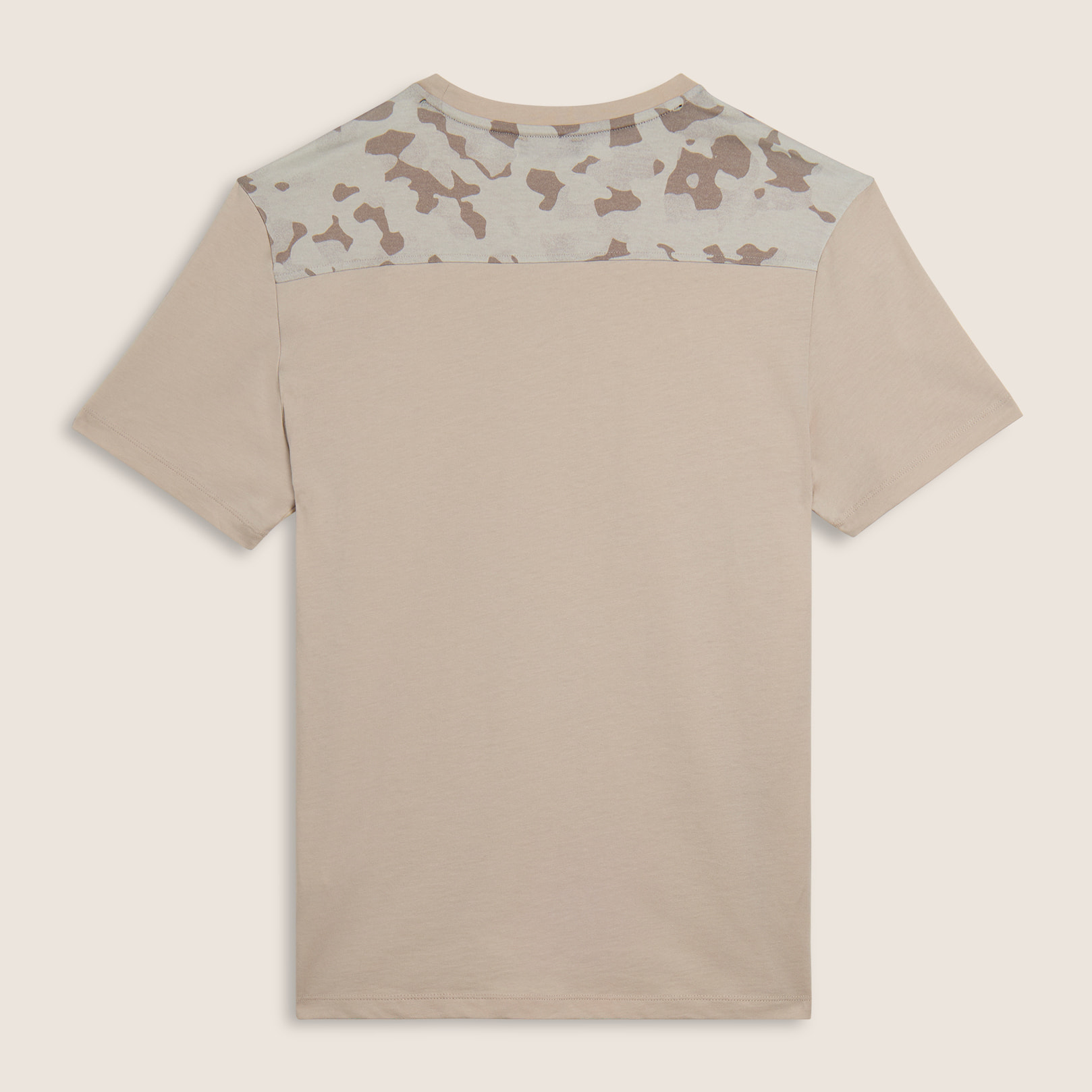 T-shirt con inserti camouflage e logo sul cuore