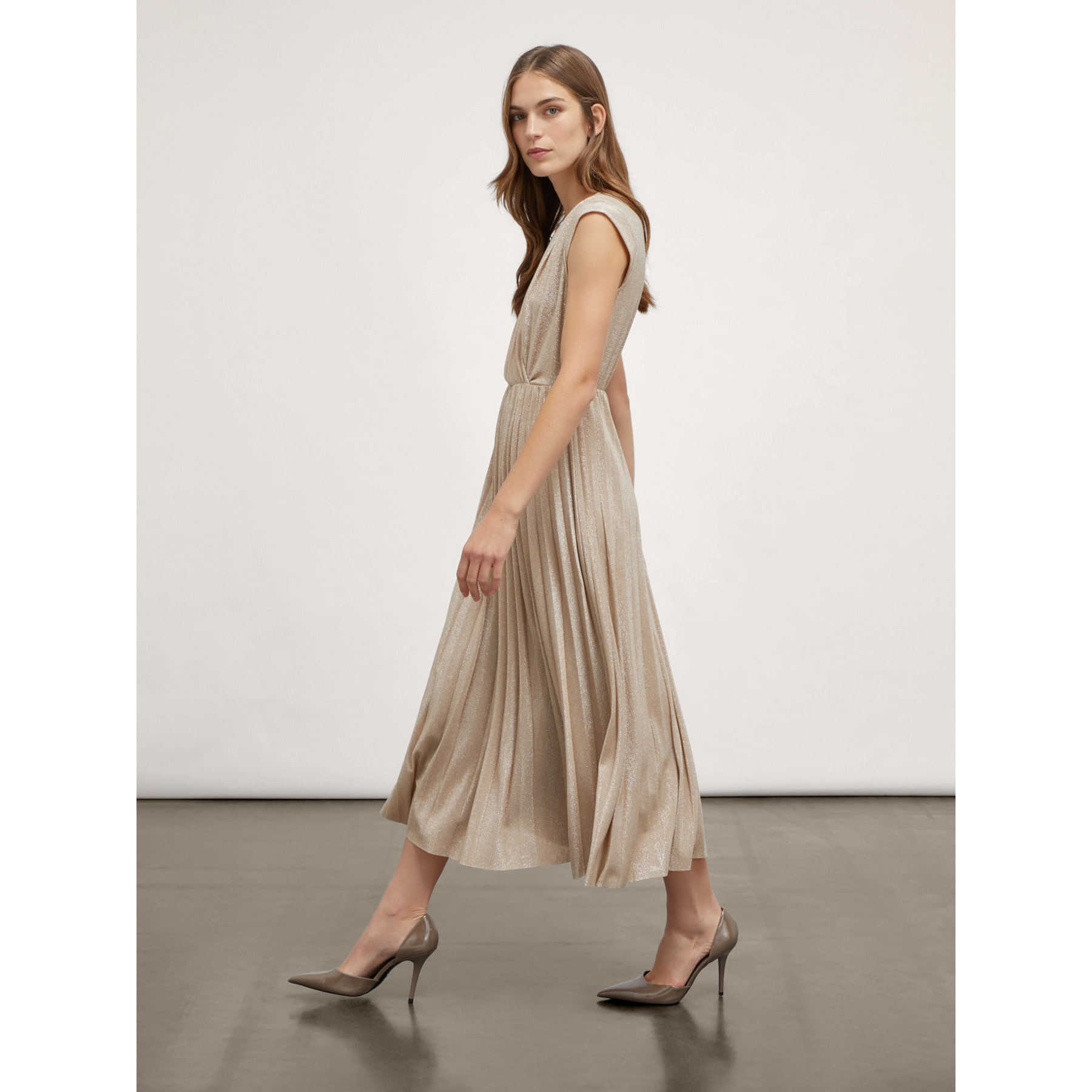 Motivi - Vestito midi lurex con gonna plissé - Oro