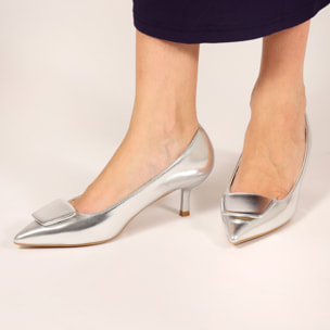 Dècolletè pumps in simil pelle con tacco basso e dettaglio sulla punta