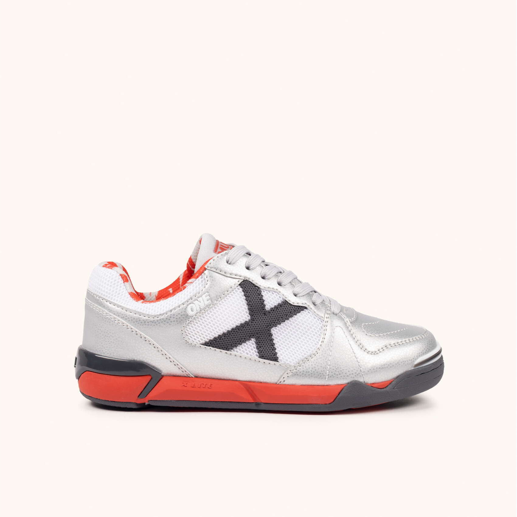 Zapatillas de fútbol sala para niños en gris metalizado y rojo MUNICH ONE KID 79
