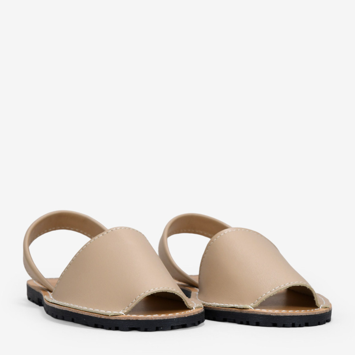 Abarcas planas en piel beige