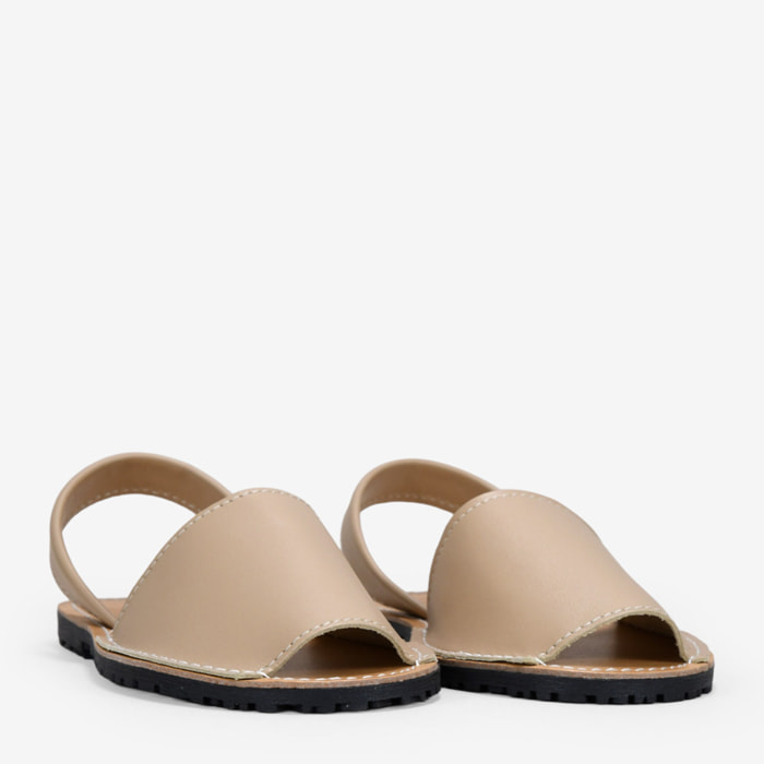 Abarcas planas en piel beige