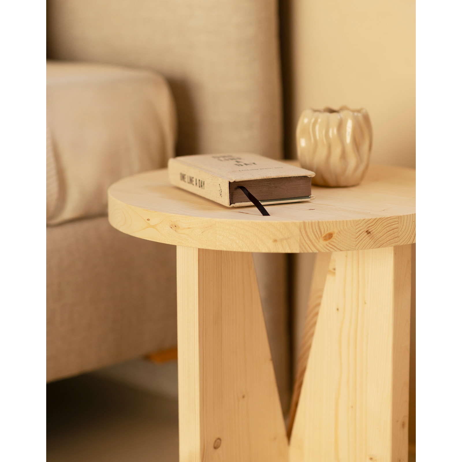 Table de chevet en bois massif en ton naturel de 40x40cm Hauteur: 40 Longueur: 40 Largeur: 40