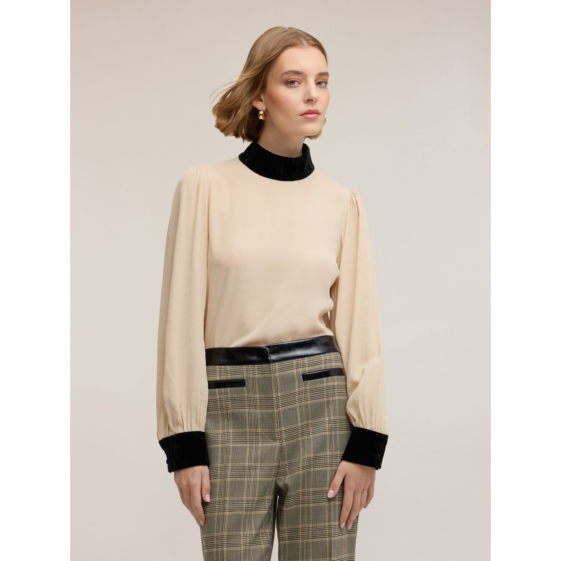 Motivi - Blusa de crepé con detalles de terciopelo - Beige