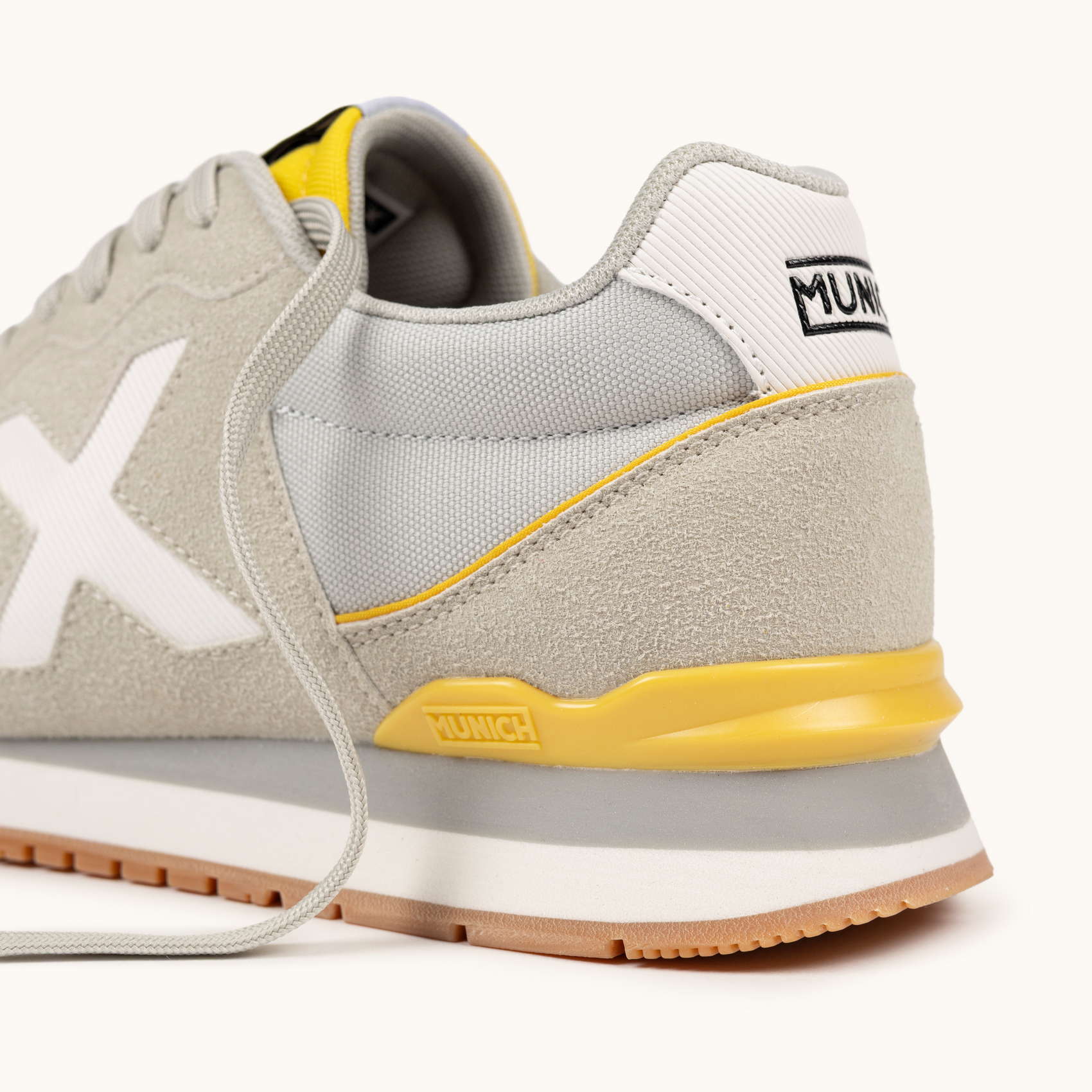 Sneakers Retro Running Gris y Blanco con Detalles Mostaza MUNICH DASH 272