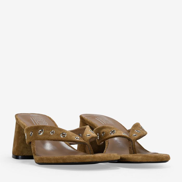 Sandalias destalonadas taupe con tacón