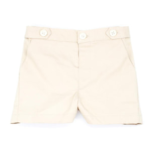 Bermuda de sarga beige, con bolsillos y bragueta.