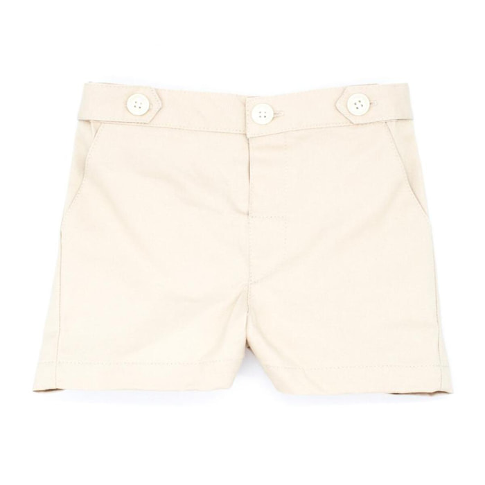 Bermuda de sarga beige, con bolsillos y bragueta.