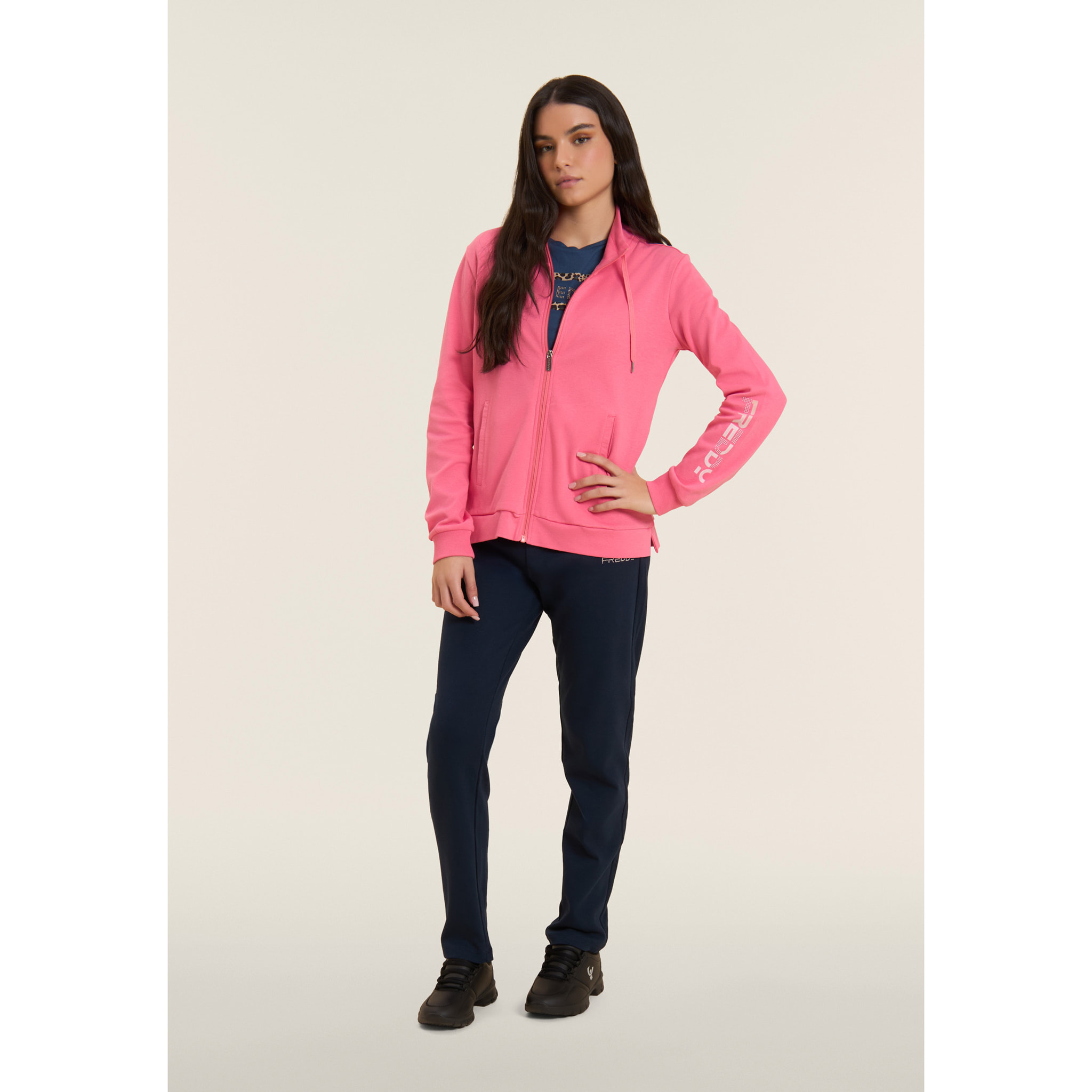 Tuta con zip e collo alto, logo con perline sulla manica