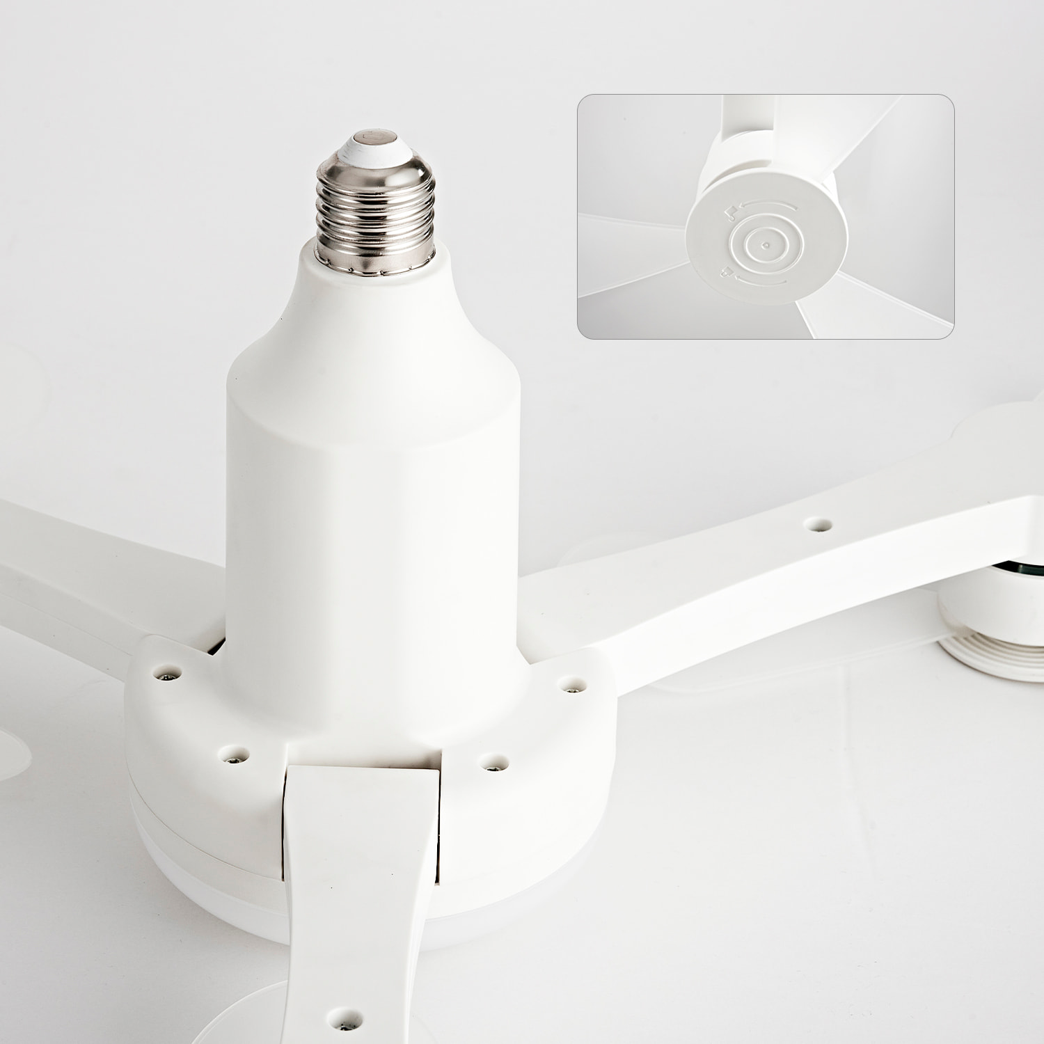 Ventilador triple de techo FS-WRJ-R680 de 68 cm. Adaptador E27, 3 velocidades y luz LED regulable de 16 W. Incluye mando a distancia.