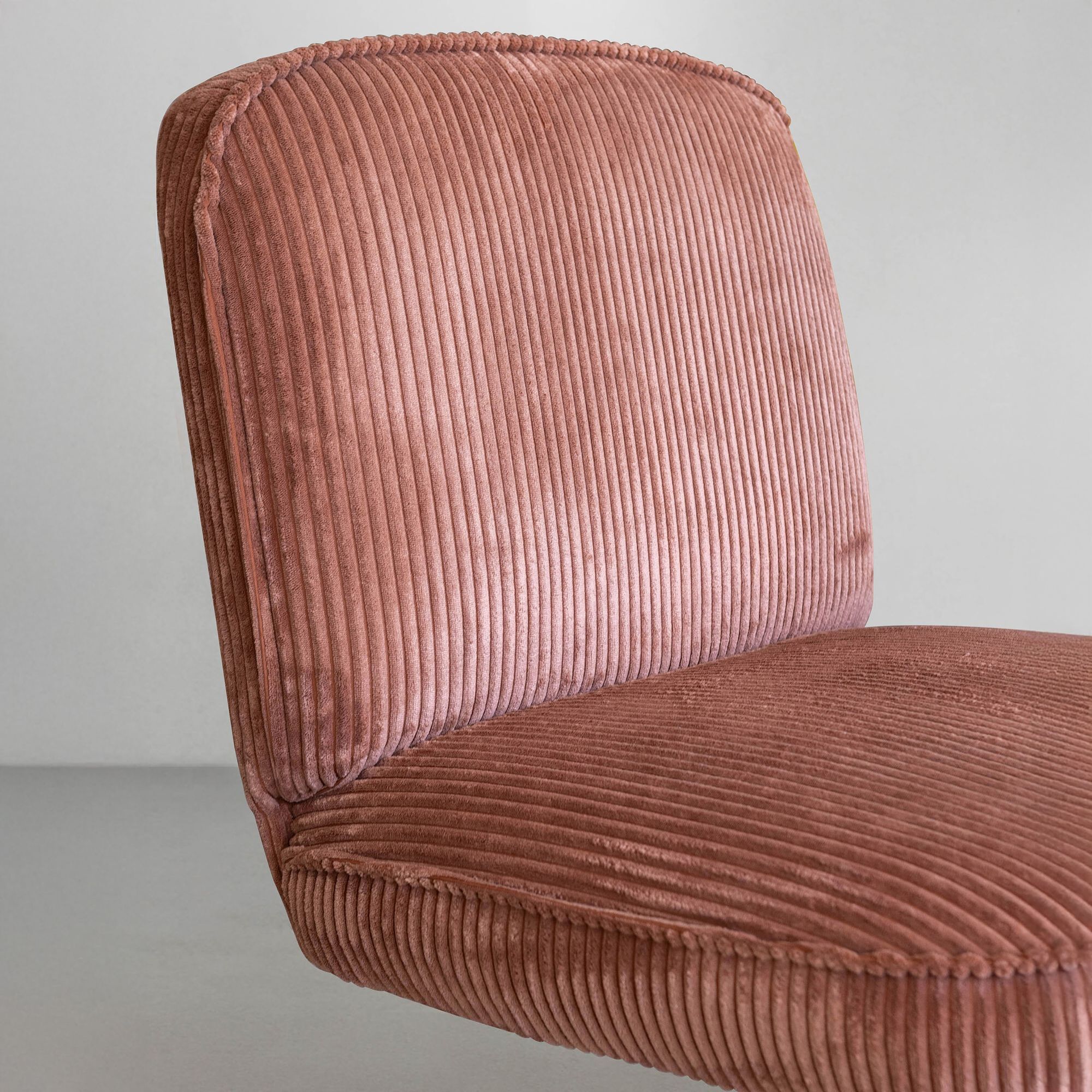 Fauteuil pivotant en velours terracotta et pied en métal noir FUNKY